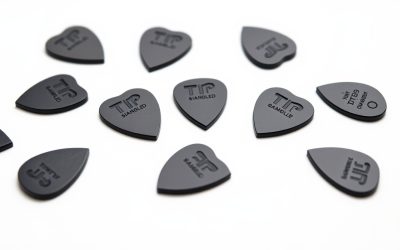 Best Left Handed Guitar Picks: Shape, Thickness Guide
